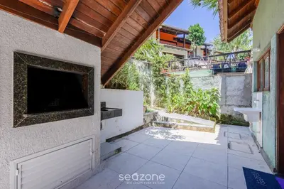 Um jardim no exterior de Casa 3Q Pé na Areia c/ churrasq. Bombinhas SDN042