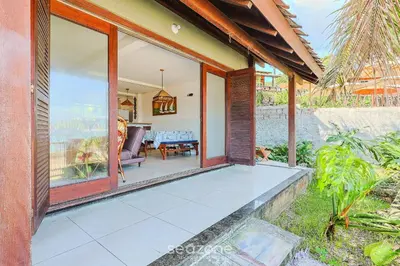 Um jardim no exterior de Casa 3Q Pé na Areia c/ churrasq. Bombinhas SDN042