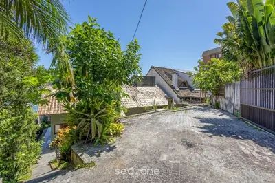 A planta de Casa 3Q Pé na Areia c/ churrasq. Bombinhas SDN042