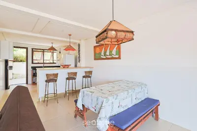 A planta de Casa 3Q Pé na Areia c/ churrasq. Bombinhas SDN042