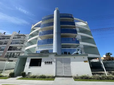A planta de Orbe Residence - Apartamento espaçoso com duas suítes e varanda gourmet de frente para a rua, com vista para as montanhas na Praia de Palmas.
