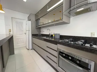 A planta de Orbe Residence - Apartamento espaçoso com duas suítes e varanda gourmet de frente para a rua, com vista para as montanhas na Praia de Palmas.