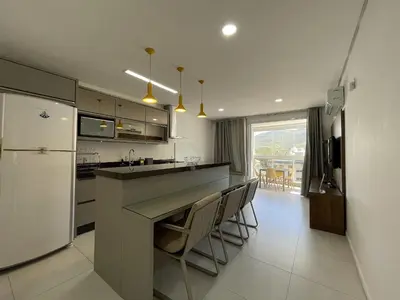 A planta de Orbe Residence - Apartamento espaçoso com duas suítes e varanda gourmet de frente para a rua, com vista para as montanhas na Praia de Palmas.