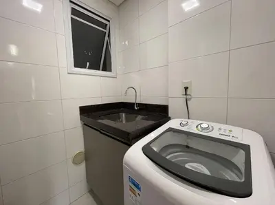 A planta de Orbe Residence - Apartamento espaçoso com duas suítes e varanda gourmet de frente para a rua, com vista para as montanhas na Praia de Palmas.