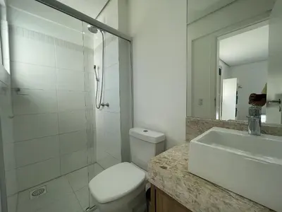 A planta de Orbe Residence - Apartamento espaçoso com duas suítes e varanda gourmet de frente para a rua, com vista para as montanhas na Praia de Palmas.