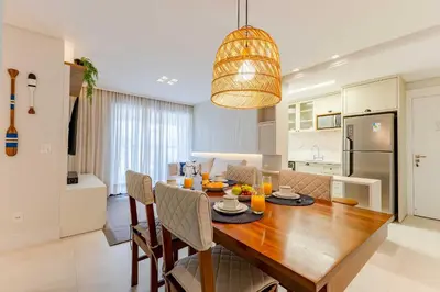 A cozinha ou kitchenette de Apartamento alto padrão com piscina em Bombinhas