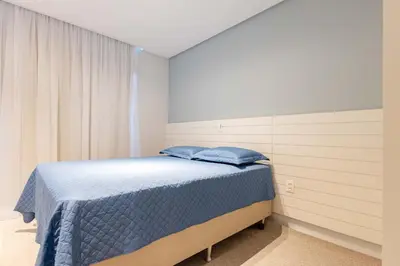 Uma cama ou camas num quarto em Apartamento alto padrão com piscina em Bombinhas