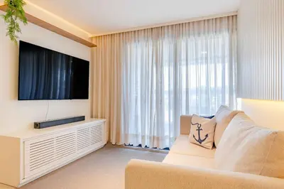 Uma televisão e/ou sistema de entretenimento em Apartamento alto padrão com piscina em Bombinhas