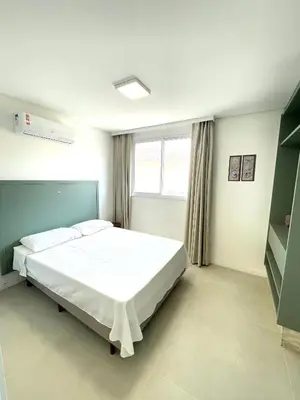 Uma cama ou camas num quarto em Linda Cobertura Duplex 3 suítes 150 metros do mar
