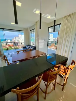 Uma área de estar em Linda Cobertura Duplex 4 Suítes 150 metros do mar, vila do sol