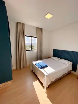 Uma cama ou camas num quarto em Linda Cobertura Duplex 4 Suítes 150 metros do mar, vila do sol