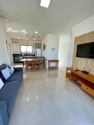 Uma televisão e/ou sistema de entretenimento em Linda Cobertura Duplex 4 Suítes 150 metros do mar, vila do sol