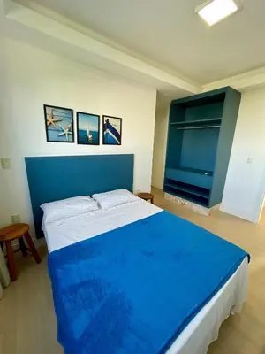Uma cama ou camas num quarto em Linda Cobertura Duplex 4 Suítes 150 metros do mar, vila do sol