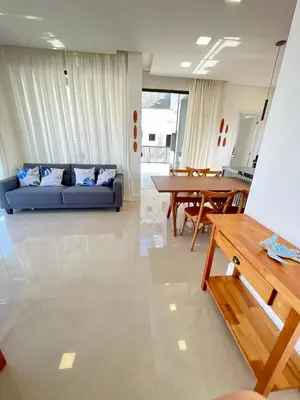 Uma área de estar em Linda Cobertura Duplex 4 Suítes 150 metros do mar, vila do sol