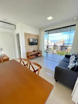 Uma televisão e/ou sistema de entretenimento em Linda Cobertura Duplex 4 Suítes 150 metros do mar, vila do sol