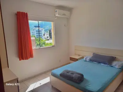 Uma cama ou camas num quarto em Apê de frente para o mar, a 1 min da praia!