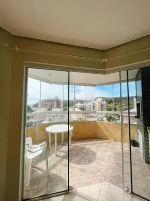 Uma varanda ou terraço em Apê de frente para o mar, a 1 min da praia!
