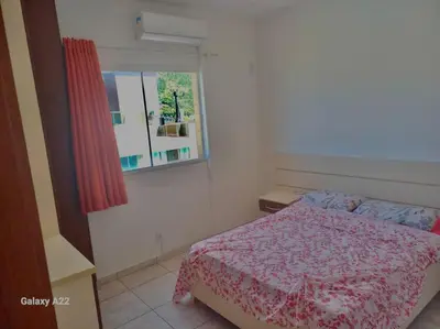 Uma cama ou camas num quarto em Apê de frente para o mar, a 1 min da praia!