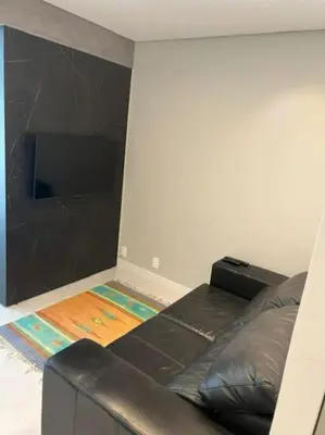 Uma televisão e/ou sistema de entretenimento em Pe na Areia Ap 2 quartos e terraço, Rua 3704