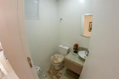 Uma casa de banho em Apartamento com Piscina