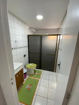 Uma casa de banho em Casa com tres dormitoria a uma quadra da praia