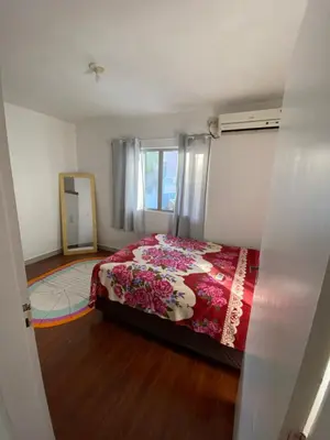 Uma cama ou camas num quarto em Casa com tres dormitoria a uma quadra da praia