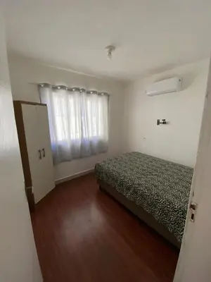 Uma cama ou camas num quarto em Casa com tres dormitoria a uma quadra da praia