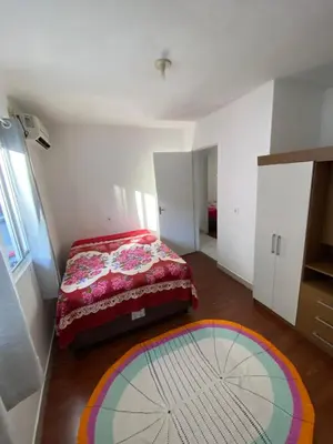 Uma cama ou camas num quarto em Casa com tres dormitoria a uma quadra da praia