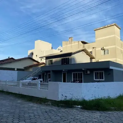 Casa com tres dormitoria a uma quadra da praia