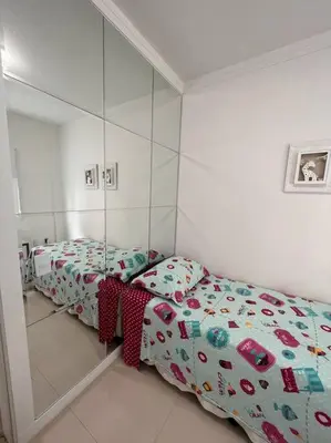 Uma cama ou camas num quarto em Apartamento a 200m do mar!