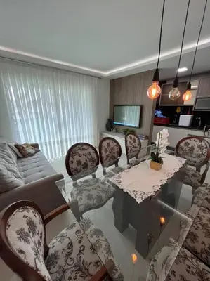 Uma área de estar em Apartamento a 200m do mar!