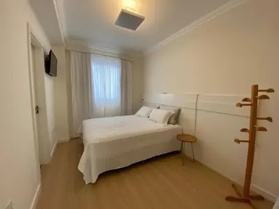 Uma cama ou camas num quarto em Apartamento com 03 suítes na meia praia
