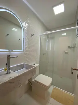 Uma casa de banho em Apartamento com 03 suítes na meia praia