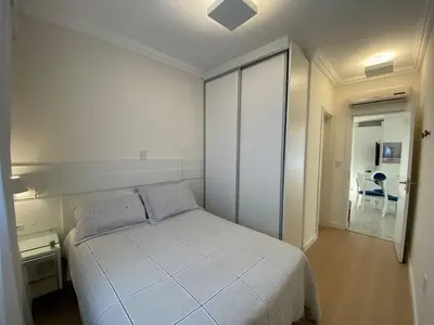 Uma cama ou camas num quarto em Apartamento com 03 suítes na meia praia