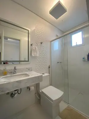 Uma casa de banho em Apartamento com 03 suítes na meia praia