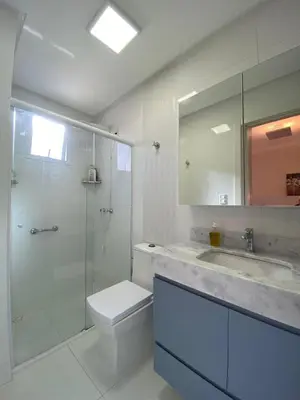 Uma casa de banho em Apartamento com 03 suítes na meia praia