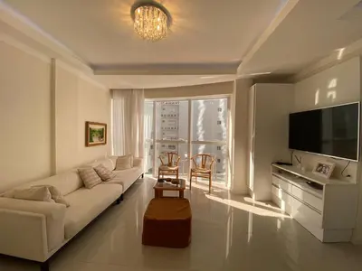 Uma televisão e/ou sistema de entretenimento em Apartamento com 03 suítes na meia praia