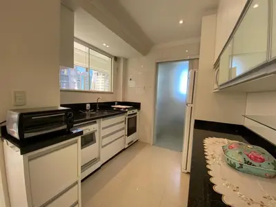 A cozinha ou kitchenette de Apartamento com 03 suítes na meia praia