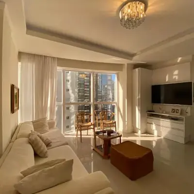 Apartamento com 03 suítes na meia praia