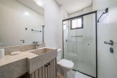 Uma casa de banho em Bellmare Residence Mariscal