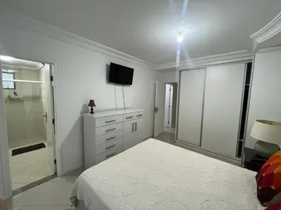 Uma cama ou camas num quarto em Apartamento Meia Praia - Quadra Mar 3 suítes