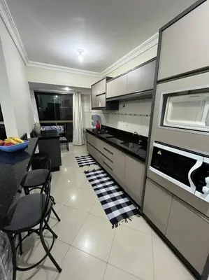 A cozinha ou kitchenette de Apartamento Meia Praia - Quadra Mar 3 suítes