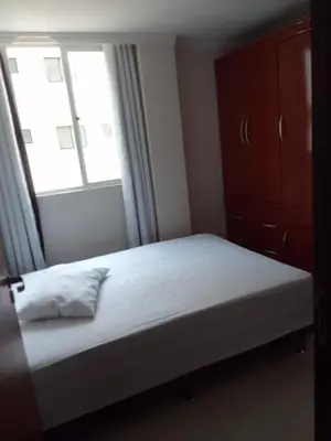 Uma cama ou camas num quarto em Apto com vista mar