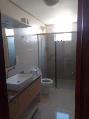 Uma casa de banho em Apto com vista mar