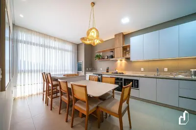 A cozinha ou kitchenette de Apartamento com 02 suítes | 30m da praia