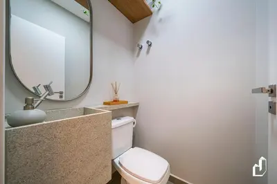 Uma casa de banho em Apartamento com 02 suítes | 30m da praia