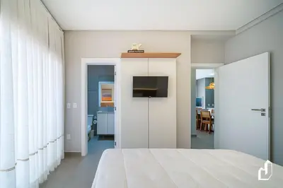 Uma televisão e/ou sistema de entretenimento em Apartamento com 02 suítes | 30m da praia