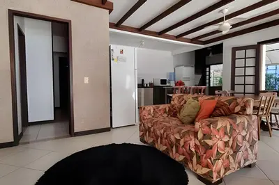 Uma área de estar em Linda casa 350 metros do mar 3 suítes + 2 quartos
