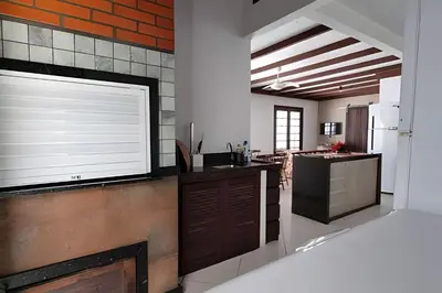 A cozinha ou kitchenette de Linda casa 350 metros do mar 3 suítes + 2 quartos