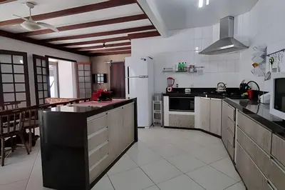 A cozinha ou kitchenette de Linda casa 350 metros do mar 3 suítes + 2 quartos